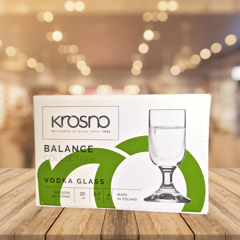 Photo boite de verres à vodka sur pied vue de côté